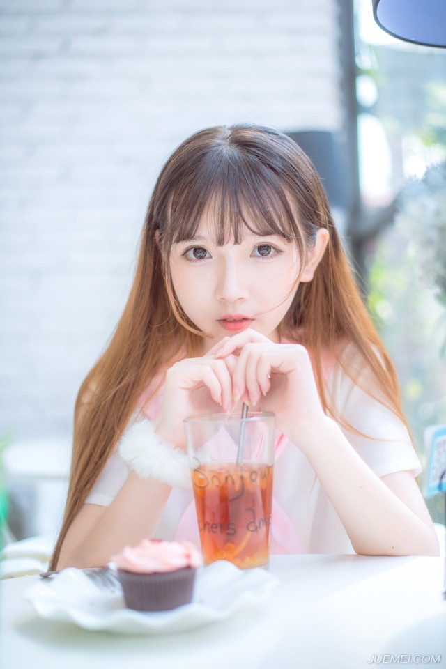 磅礴的大雨遮掩了视线，乌云卷积着狂风，吹拂着江面的波涛，偶尔划过天际的雷光，在刹那间将天地照的昼亮。
